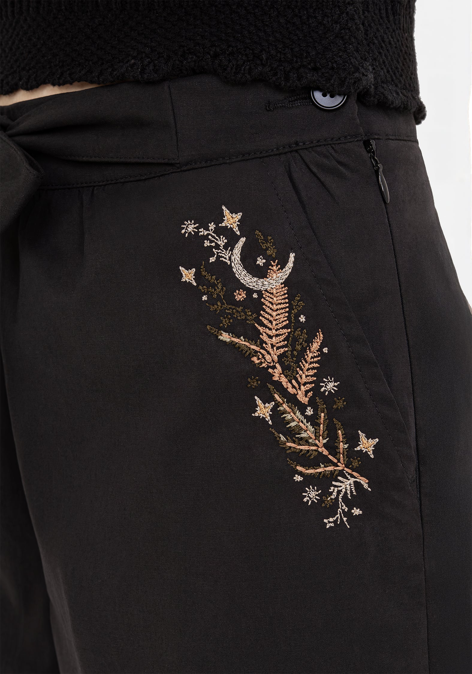 Abellona Embroidered Belted Short - Image 2